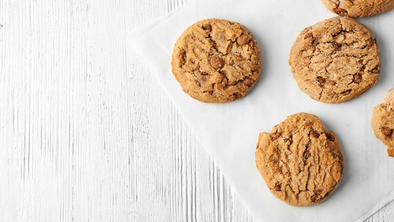 How do cookie jars help keep cookies fresh?